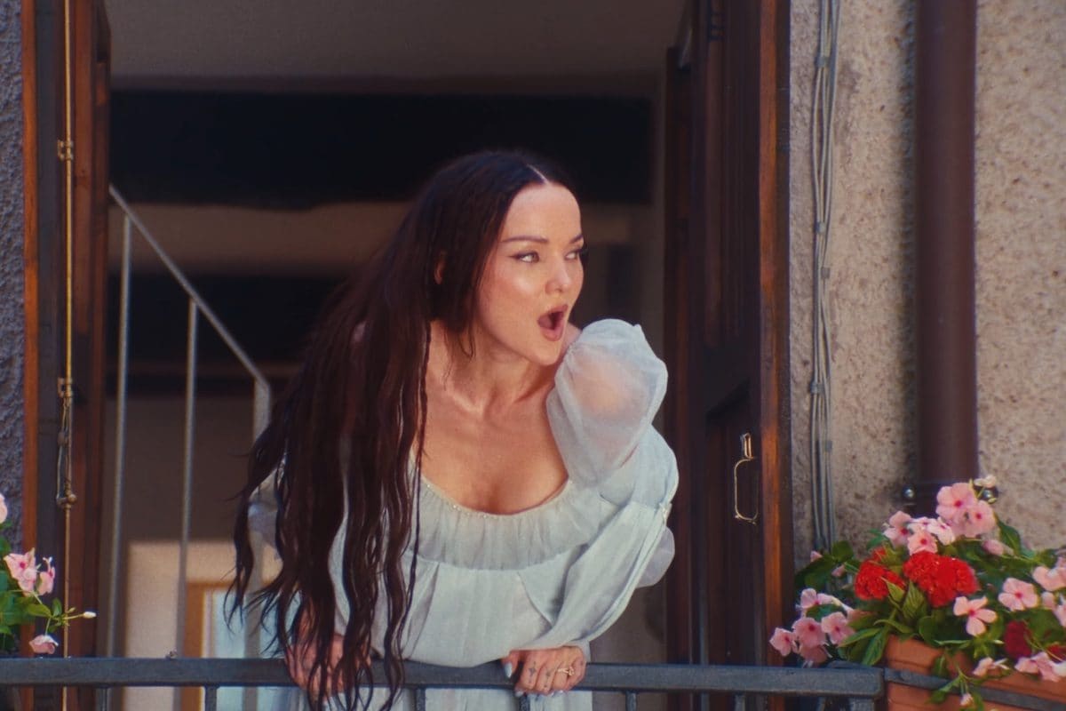 Testo, traduzione e significato di When in Rome, Dove Cameron canta la voglia di innamorarsi e nasconde un messaggio