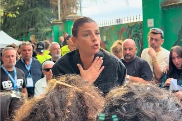 Emma che parla ai fan per annunciare il rinvio del concerto ci mostra cosa significa avere cura del pubblico