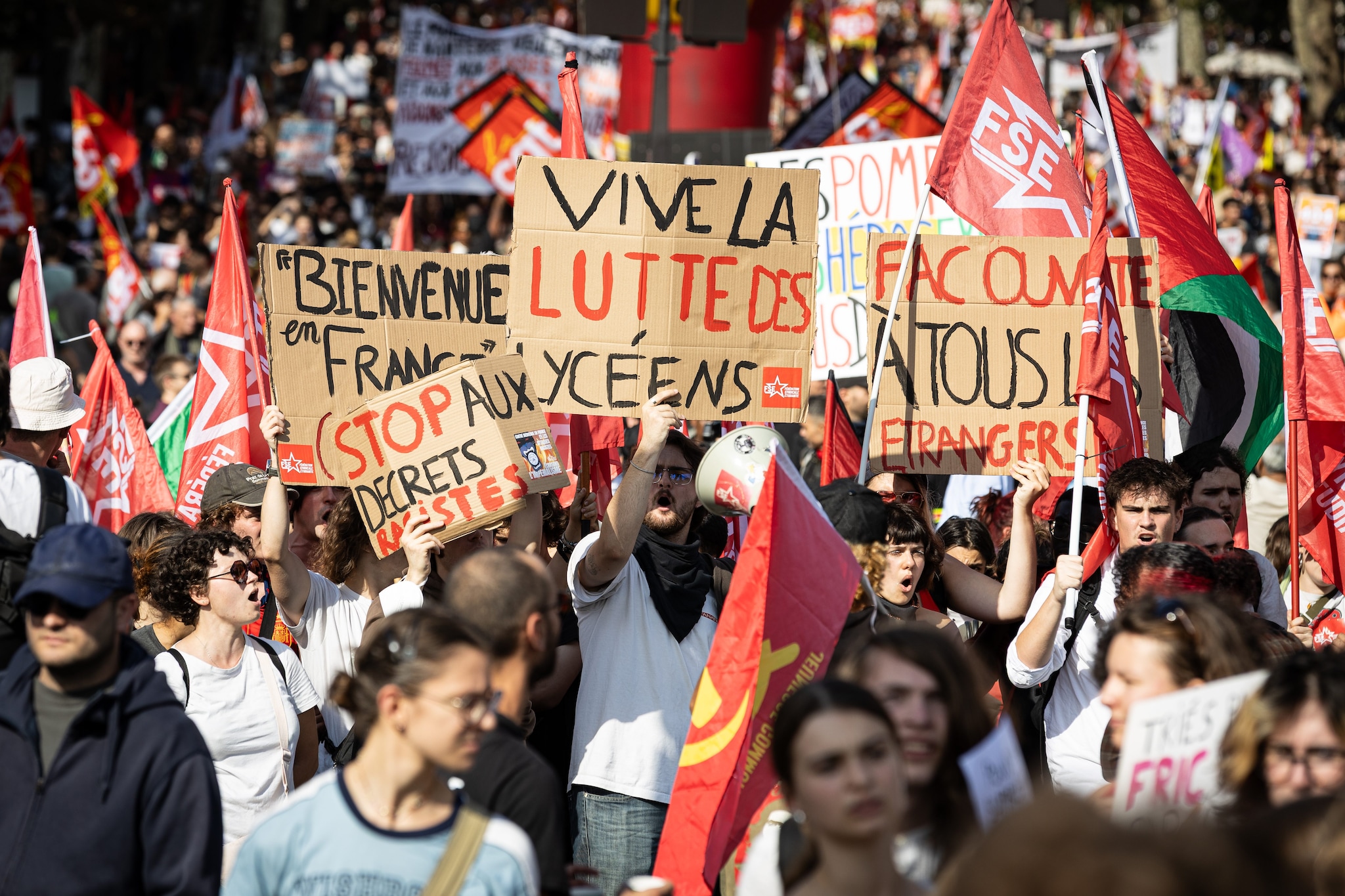 In Francia 300mila lavoratori e migliaia di studenti sono scesi in piazza: perché stanno protestando