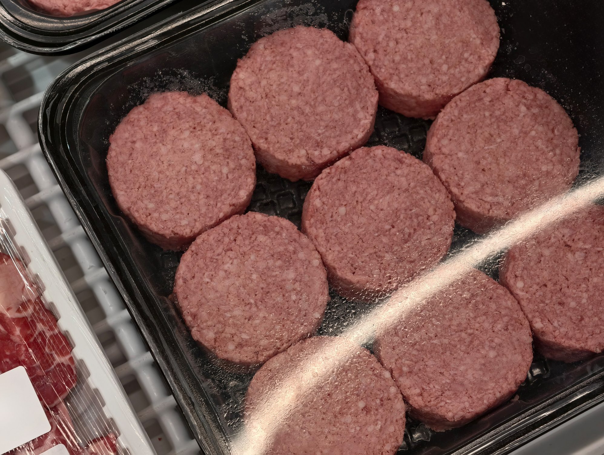 Hamburger di scottona richiamati dai supermercati per Salmonella, l’avviso del Ministero della salute: non consumare