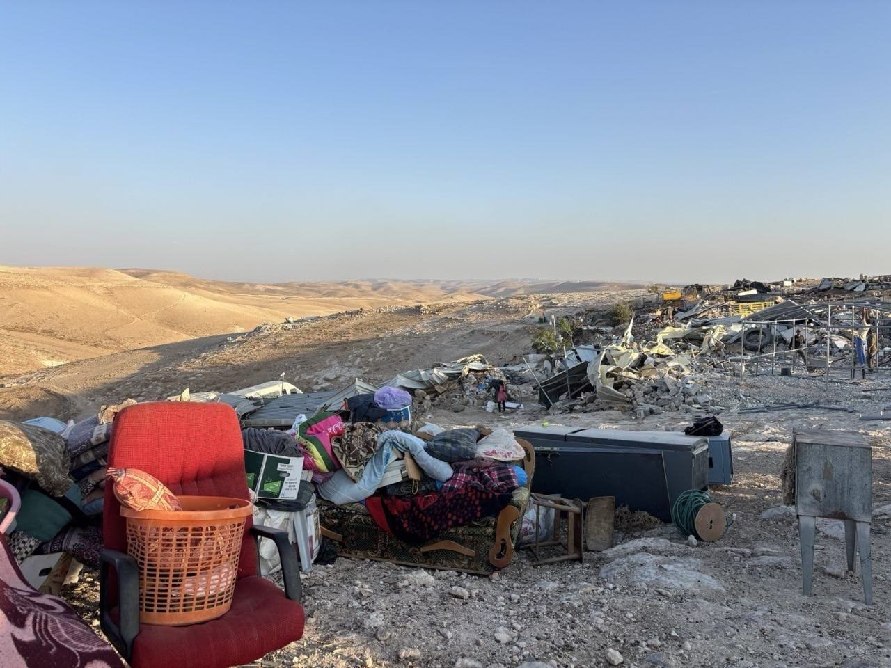 Cisgiordania, israeliani demoliscono il villaggio di Al Tuban: "Tutto raso al suolo, ma i palestinesi resistono"