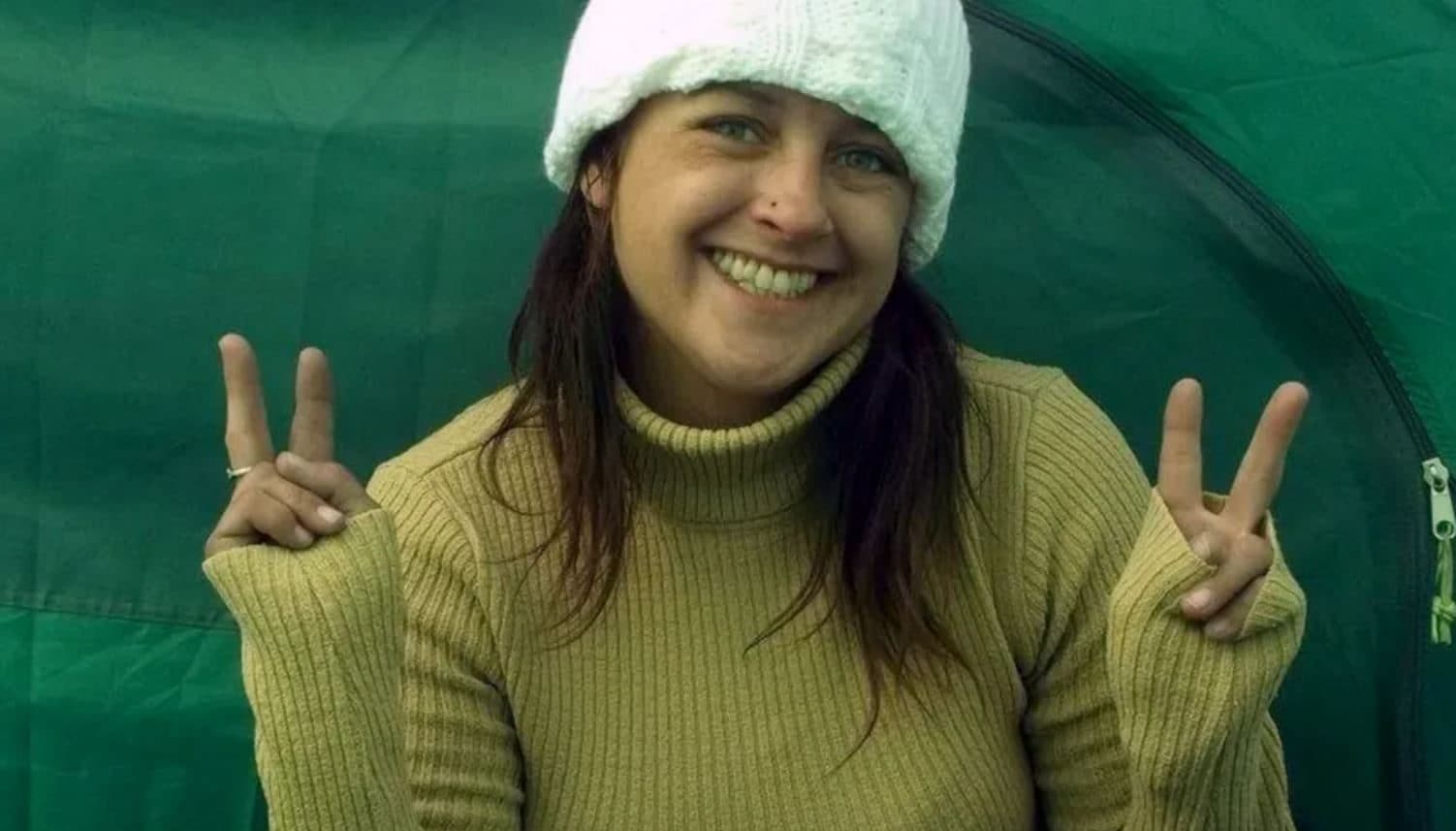 Soccorsi spengono incendio nel bosco e trovano corpo di una donna: Joanne Sheen era scomparsa nel nulla 7 anni fa