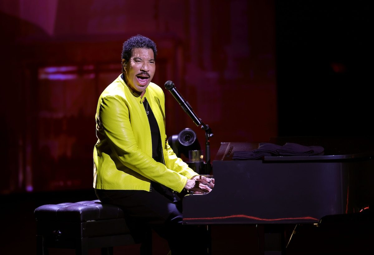 Lionel Richie, ricoverato in terapia intensiva dopo un malore, sta meglio e potrebbe essere dimesso a breve