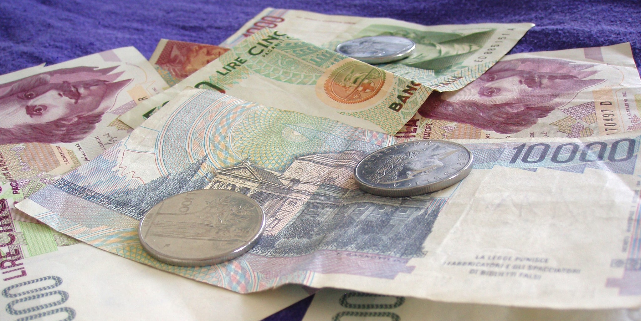 Apre la cassetta dello zio defunto e trova una fortuna: due miliardi di lire, ma non può più convertirli
