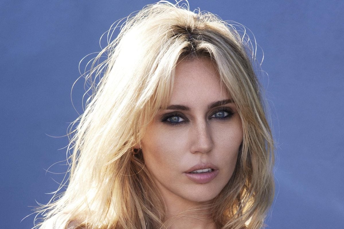 Testo, traduzione e significato di Bass Persuades, Miley invita a posare i cellulari e riconnettersi al mondo