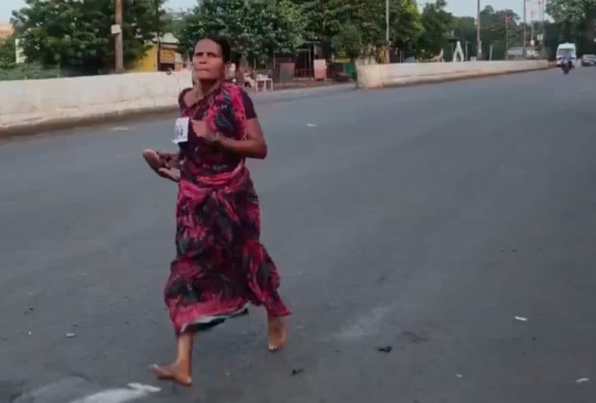 Madre indiana corre scalza per 3 Km e vince la gara per pagare i libri di scuola alla figlia