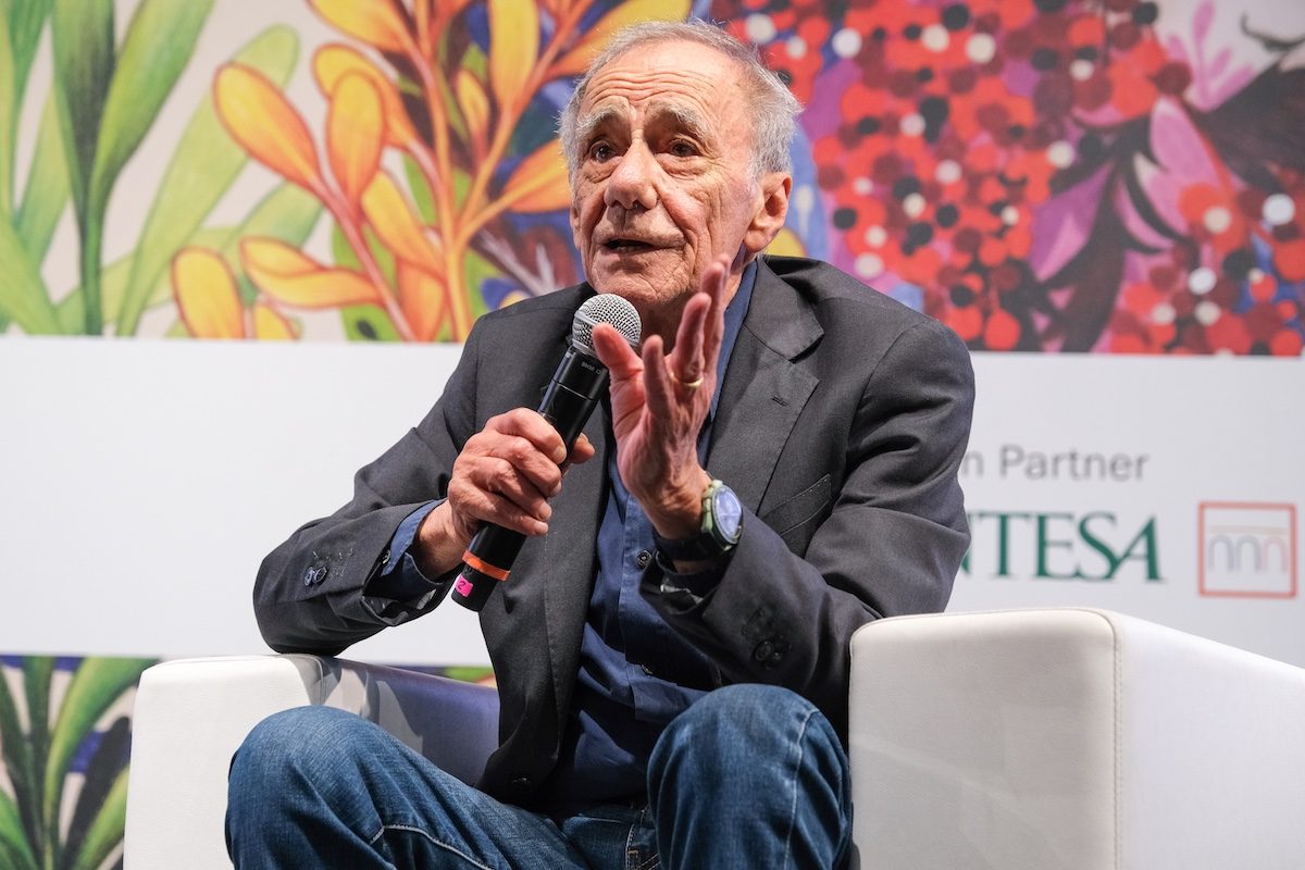 Come sta Roberto Vecchioni dopo l'annullamento del concerto: “Alla mia età succede che il fisico chieda una pausa”