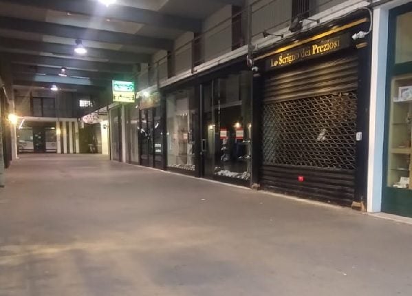 Furto in gioielleria a Massa, sei minuti per portare via la cassaforte con un bottino da 200mila euro