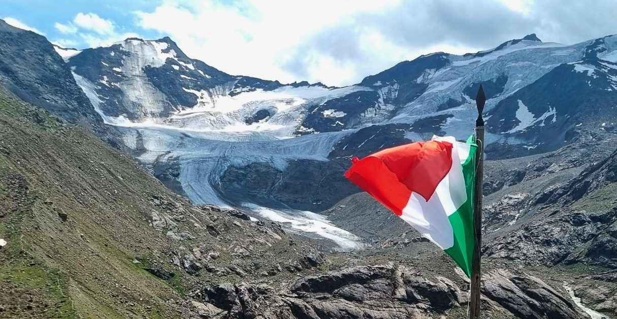 Il ghiacciaio dei Forni sta scomparendo per il troppo caldo, il glaciologo: "Mai visto in queste condizioni drammatiche"