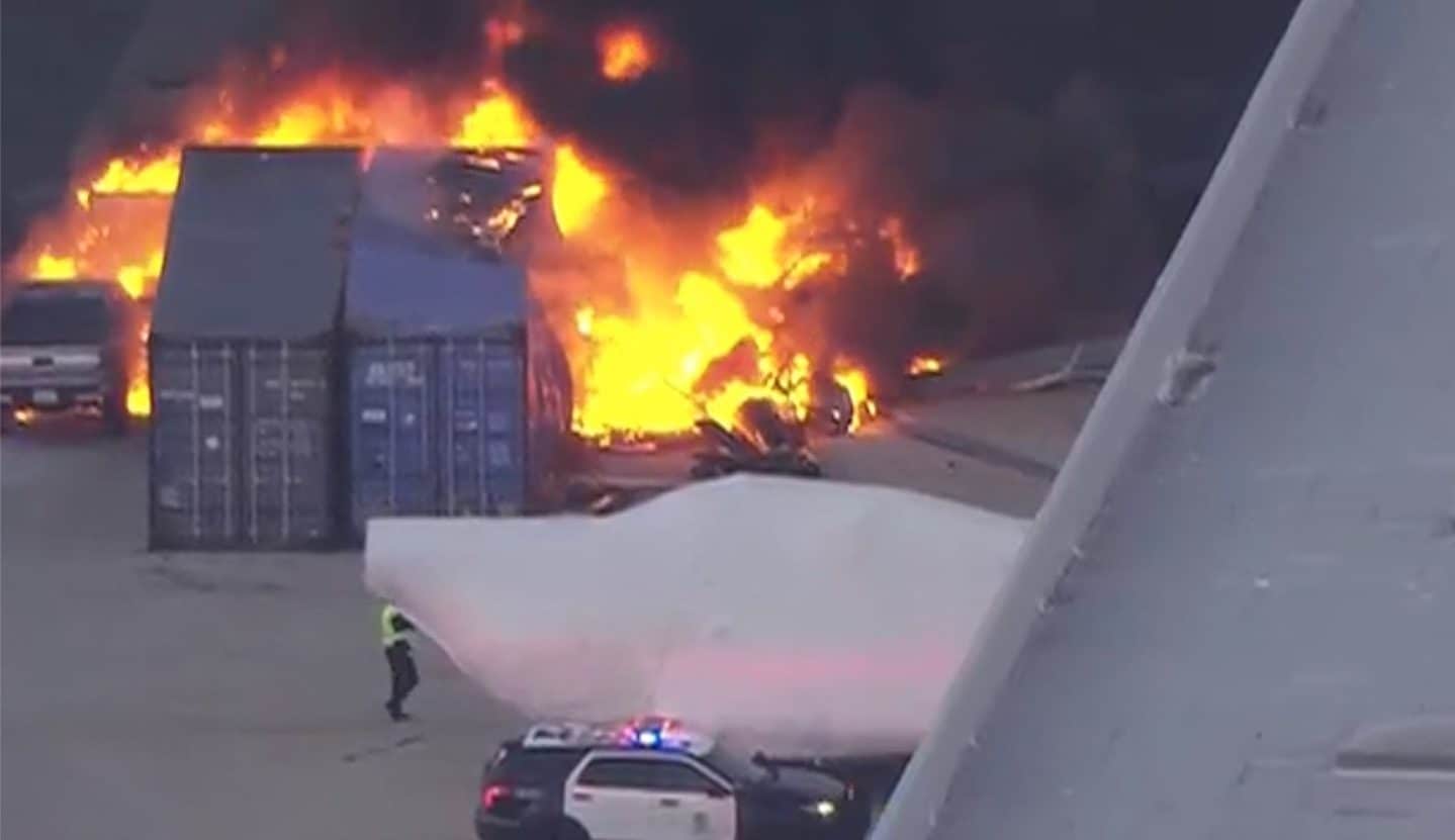 Elicottero tv di Nbc si schianta a Los Angeles in diretta mentre riprende incidente, almeno 3 morti: il video