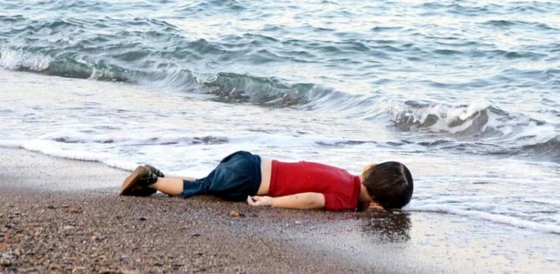 Ricordate ancora Alan Kurdi? Oggi avrebbe 14 anni, e per qualcuno è diventato lecito odiarlo