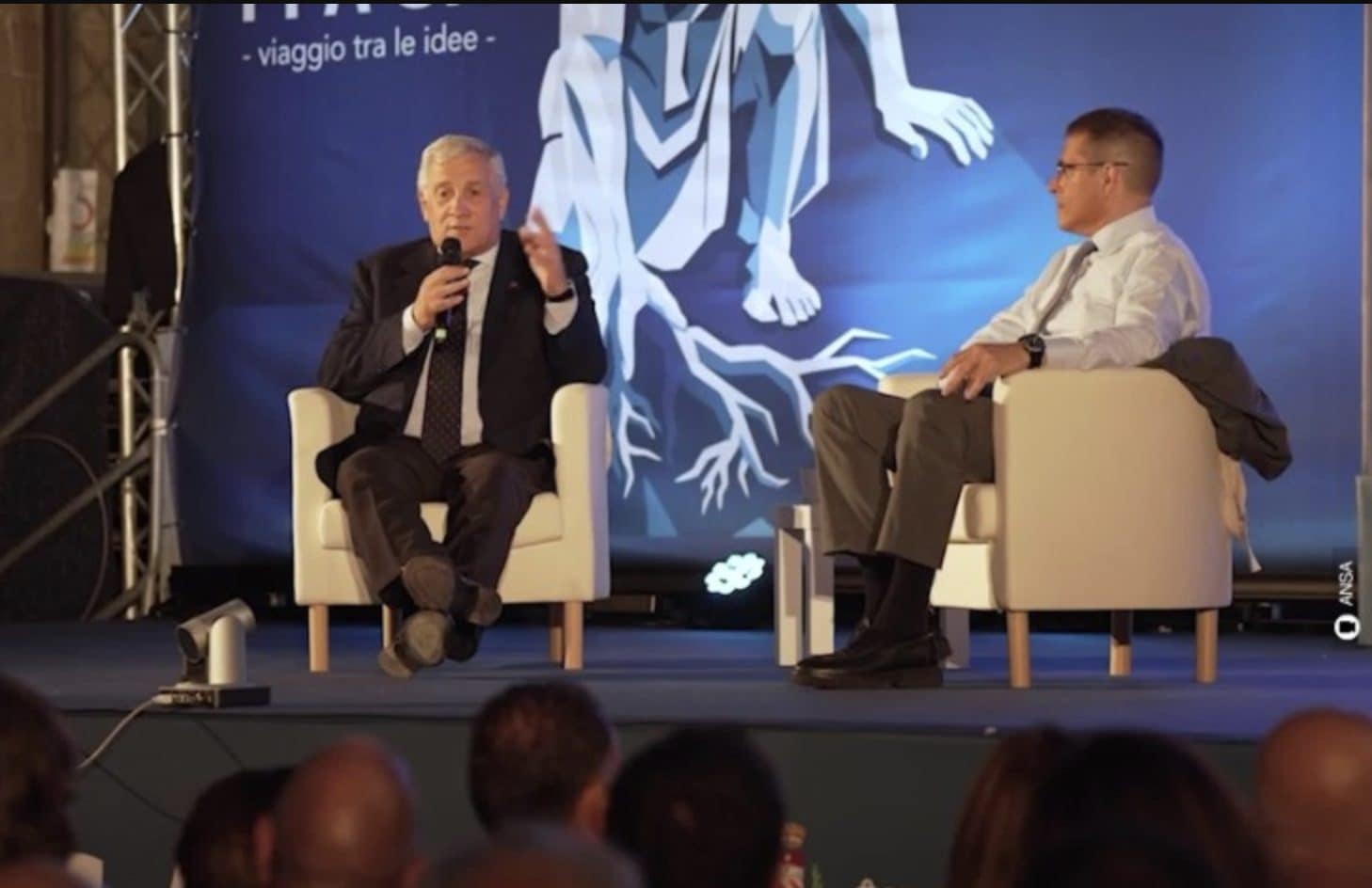 Tajani e i consigli per scegliere la moglie: "Meglio la donna con la gonna lunga, quella appariscente tradisce"
