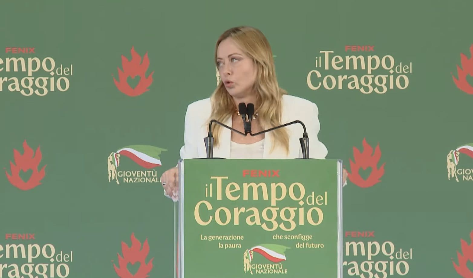 Meloni si rivolge a Schlein e la sbeffeggia dal palco: "Elly cara, prova a dire una cosa vera contro di noi"