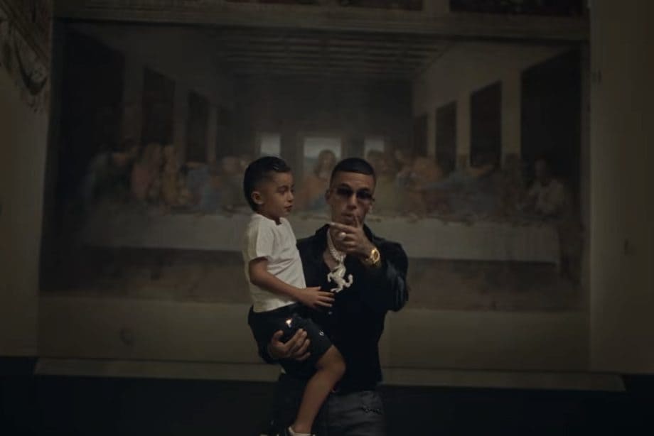 Sfera Ebbasta gira il video di "Lontano" al Cenacolo di Leonardo, la Cgil attacca: "È svilimento"