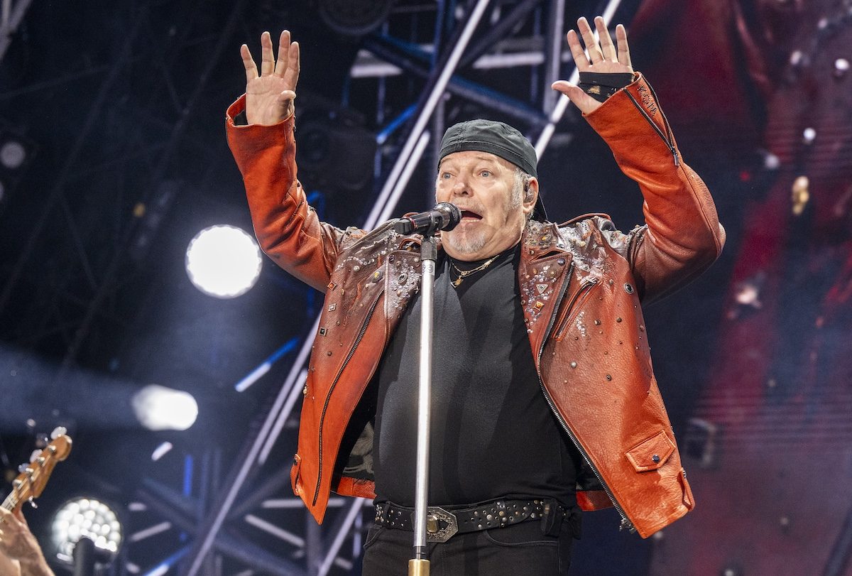 Vasco Rossi ricoverato per un'operazione alla schiena: "Sopravviverò anche a questo, sono già in piedi"