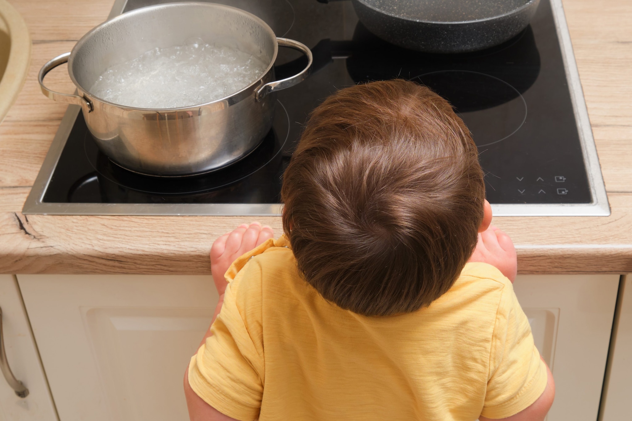 Bimbo di 2 anni ustionato dall’acqua bollente in casa, in codice rosso a Trento con l’elisoccorso