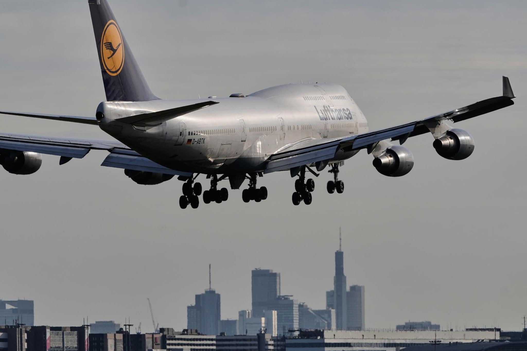 Powerbank prende fuoco a bordo: aereo Lufthansa dirottato a Lione, notte in hotel per i passeggeri