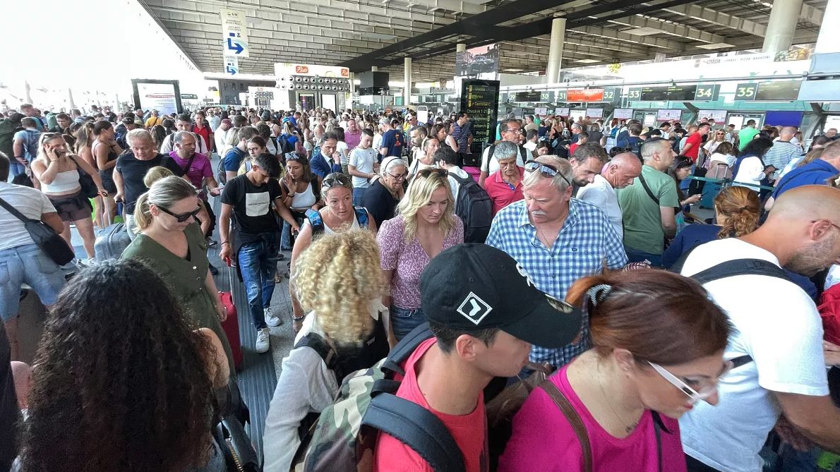 Volo Ryanair spostato da Catania a Trapani per l'Etna, la testimonianza a Fanpage.it: "Ci hanno detto: arrangiatevi"