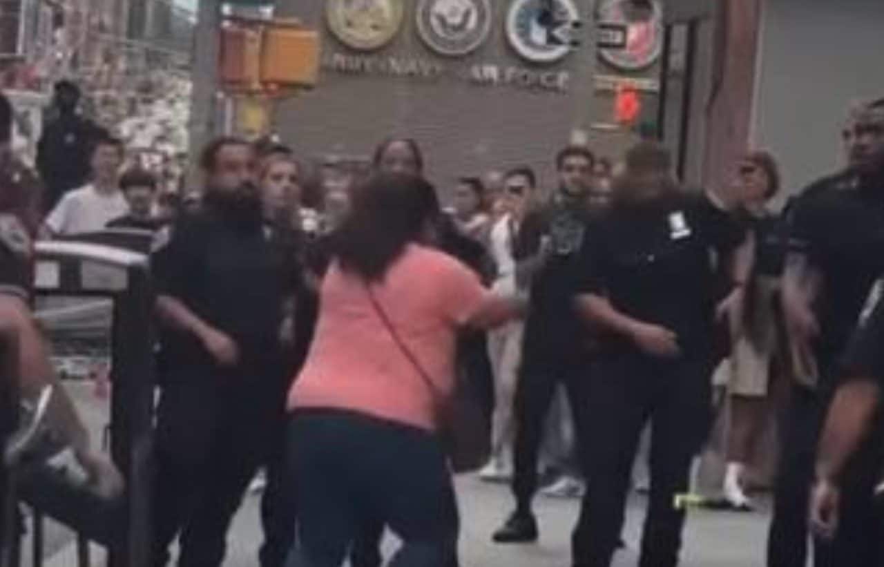 Donna accoltella persone a caso a Times Square prima di essere uccisa dalla polizia: 2 morti e un ferito a New York