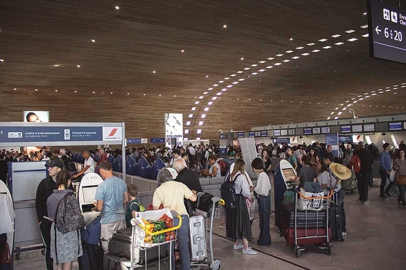 Caos negli aeroporti britannici: cancellati 300 voli, migliaia di passeggeri bloccati