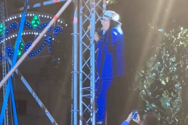 Al Bano si arrampica sul traliccio a 83 anni durante il concerto: “L’uomo è nato dalla scimmia”
