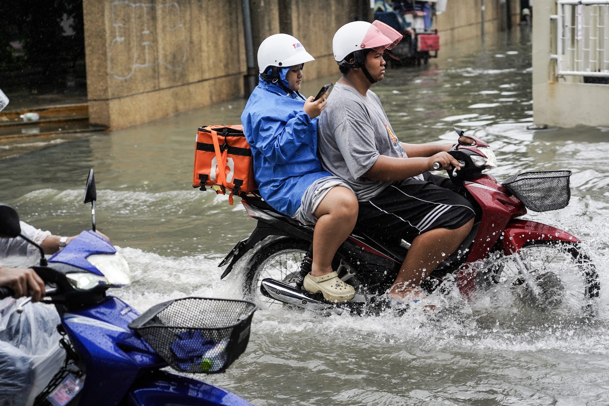 Bangkok sommersa dall'acqua: dichiarato lo stato di calamità dopo oltre 48 ore di piogge torrenziali