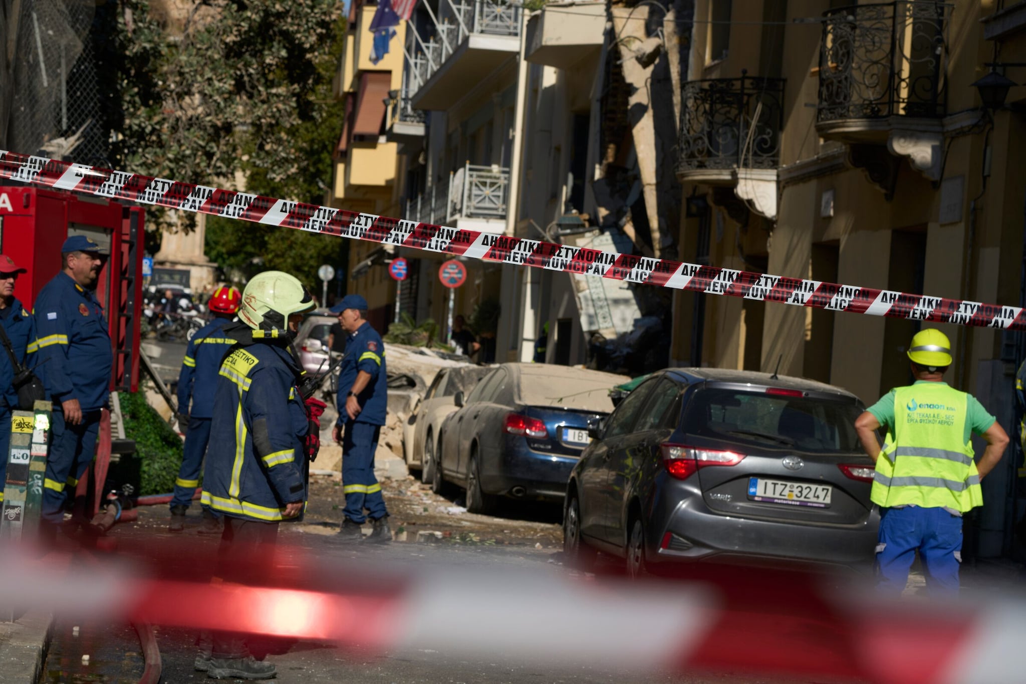 Esplosione e crollo di una palazzina nel cuore di Atene: si cercano dispersi tra le macerie