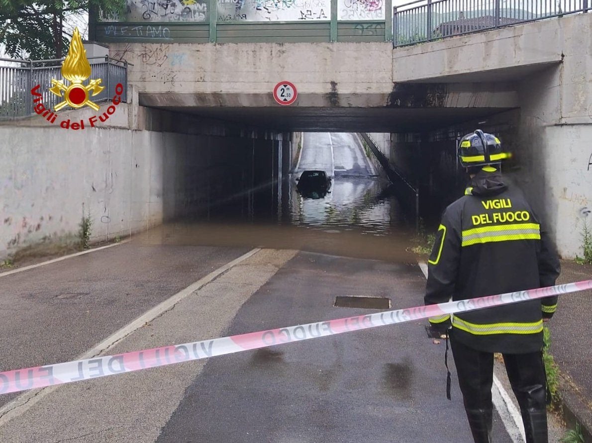 Auto intrappolata in un sottopassaggio allagato, una donna muore annegata a Latisana