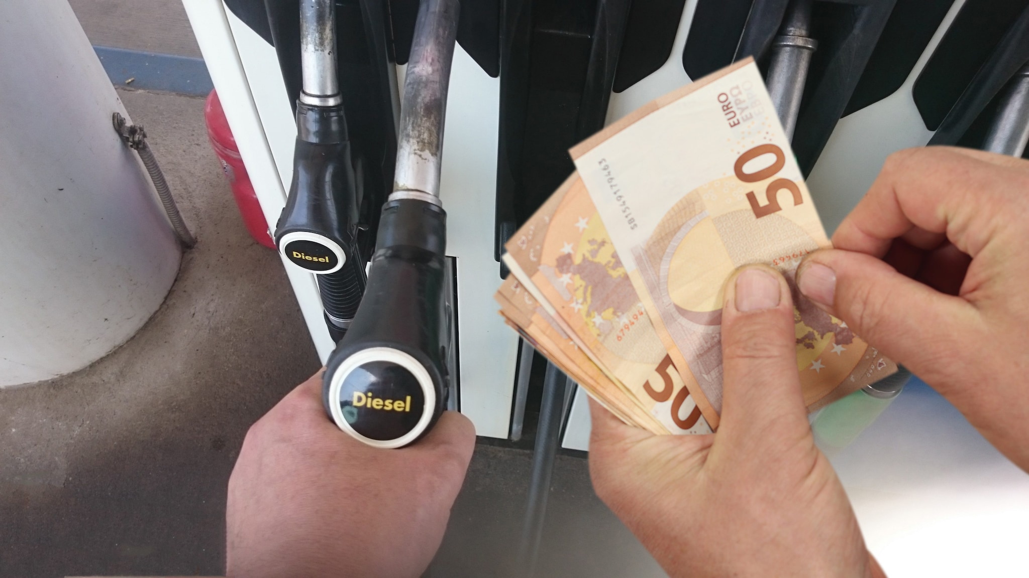 Alla pompa di benzina trova portafoglio con 2900 euro in contanti: 52enne non va al lavoro e li porta ai carabinieri