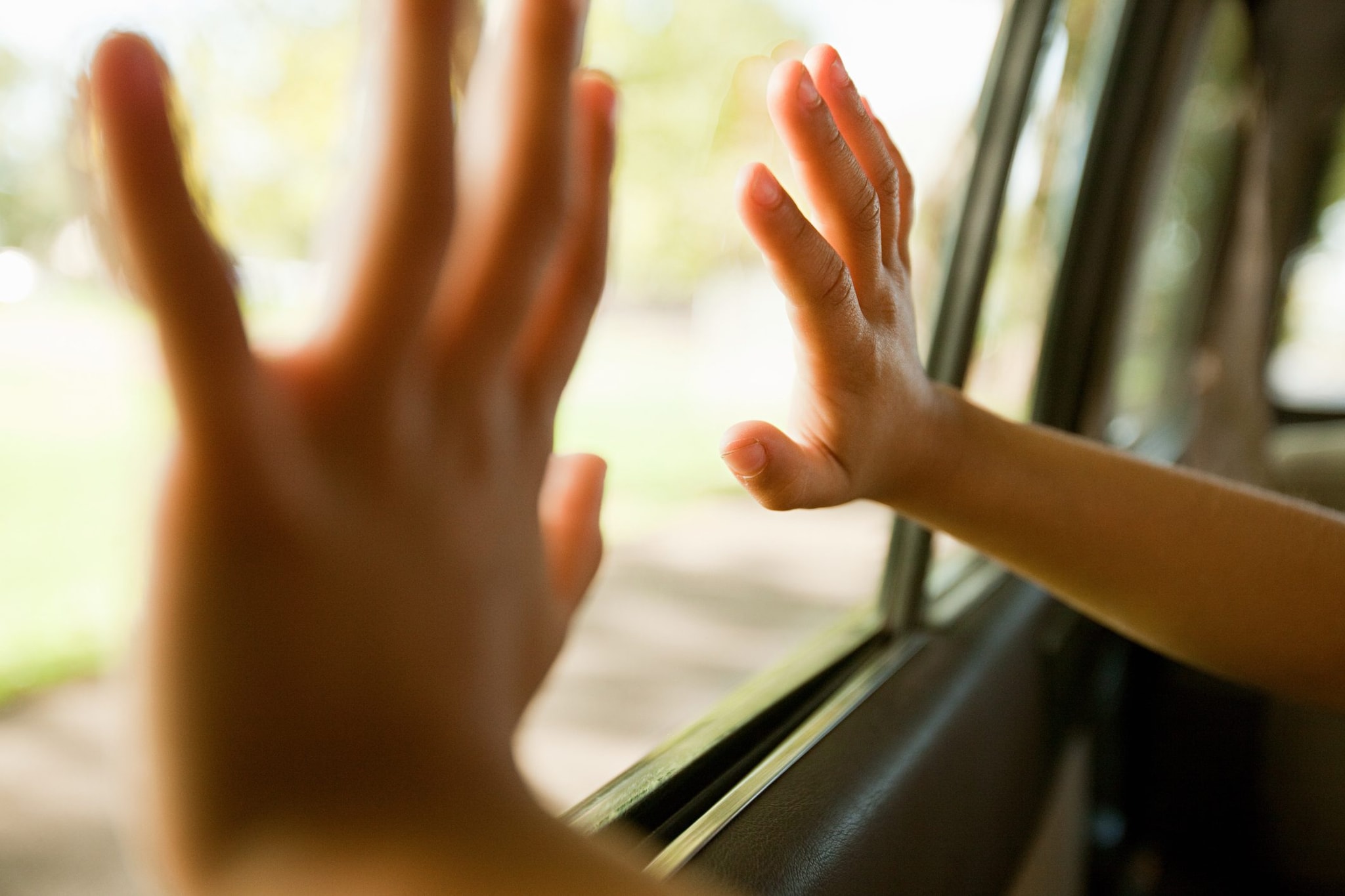 In auto sotto il sole e con i finestrini bloccati, soccorsa bimba di 7 anni: padre denunciato