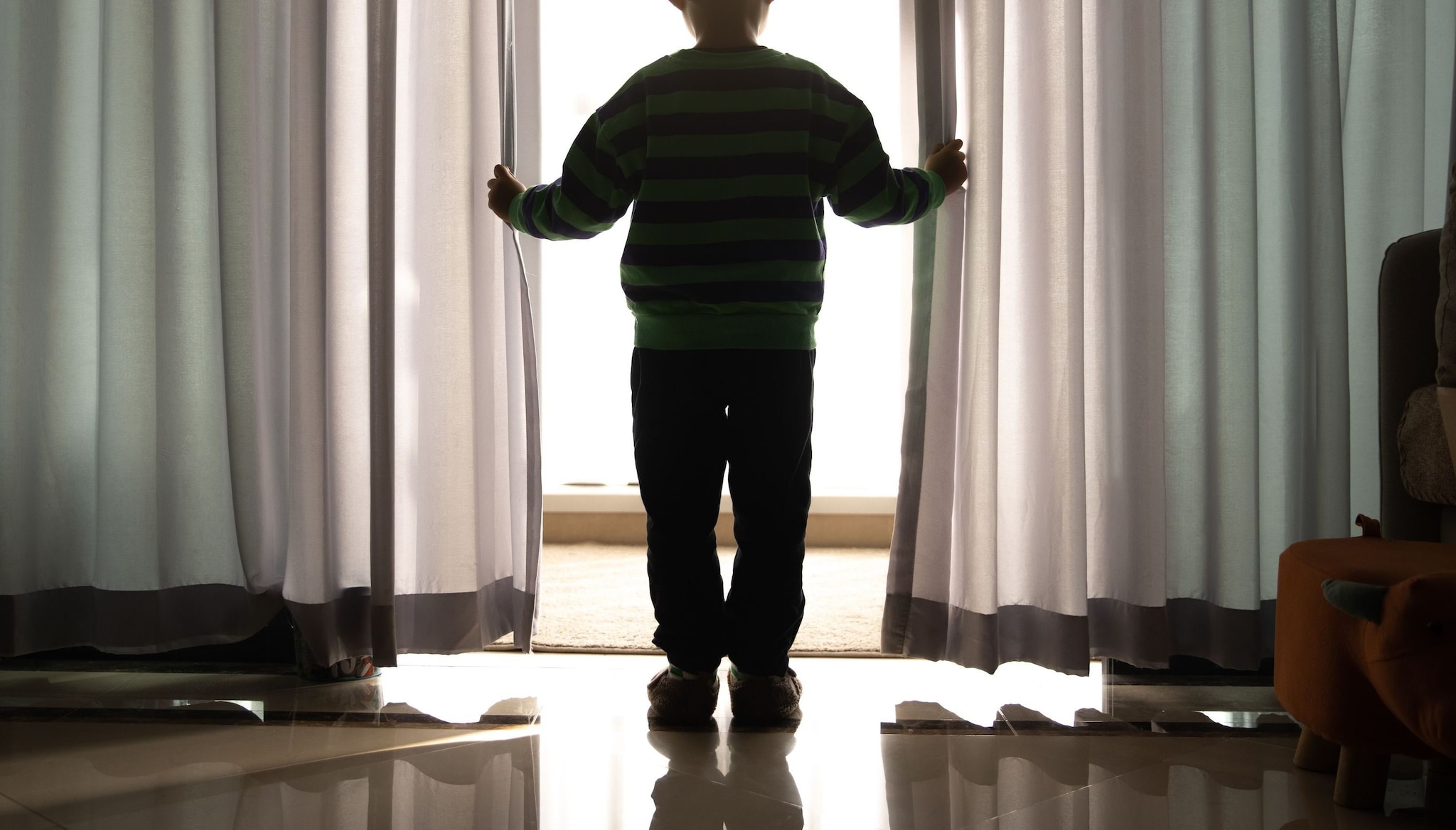 Bimbo di 5 anni morto cadendo dal balcone a Genova, la madre era in doccia: "Ha urlato, ho corso, ma non c'era più"