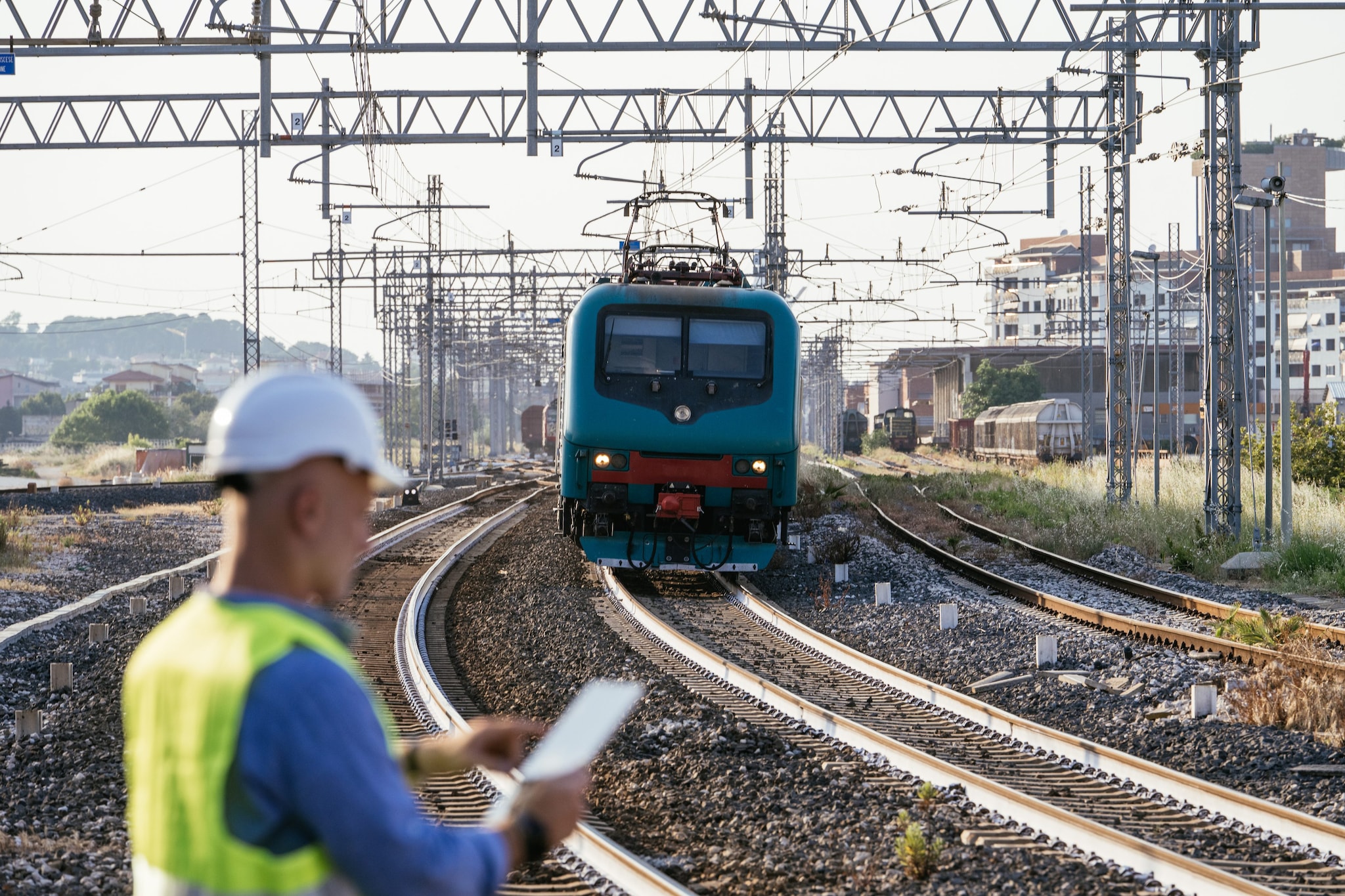 Ignoti danneggiano la linea elettrica della ferrovia in Puglia: treni bloccati tra Taranto e Brindisi