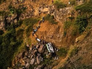 Autobus precipita in un burrone a Capo Verde, decine di vittime