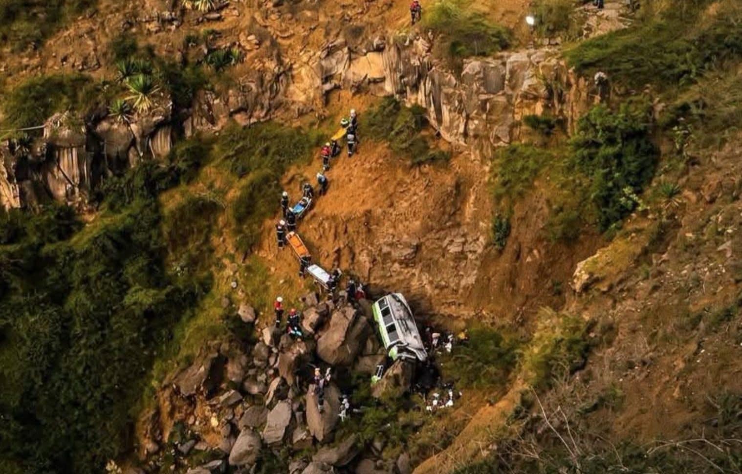 Capo Verde, autobus precipita per trenta metri in un burrone: 25 morti. Tra le vittime molti studenti