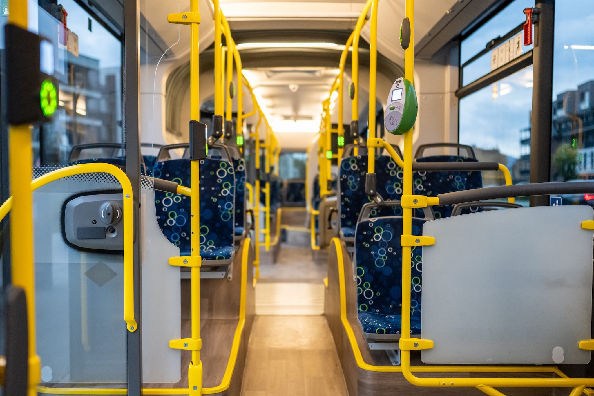 Adolescente di origini marocchine respinta dall'autista del bus a Cuneo: "Faccio salire solo gli italiani"