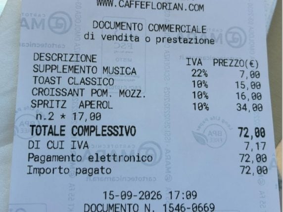 Scontrino da 72 euro a Venezia, ci sono anche 7 euro di “supplemento musica”. Il bar: “Clienti da sempre informati”
