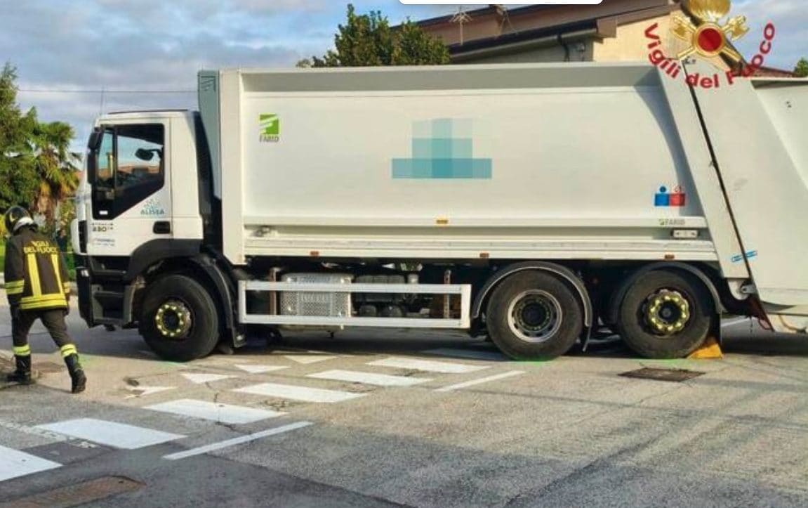 Venezia, camion dei rifiuti svolta e la investe: mamma 42enne muore mentre accompagna la bimba piccola a scuola