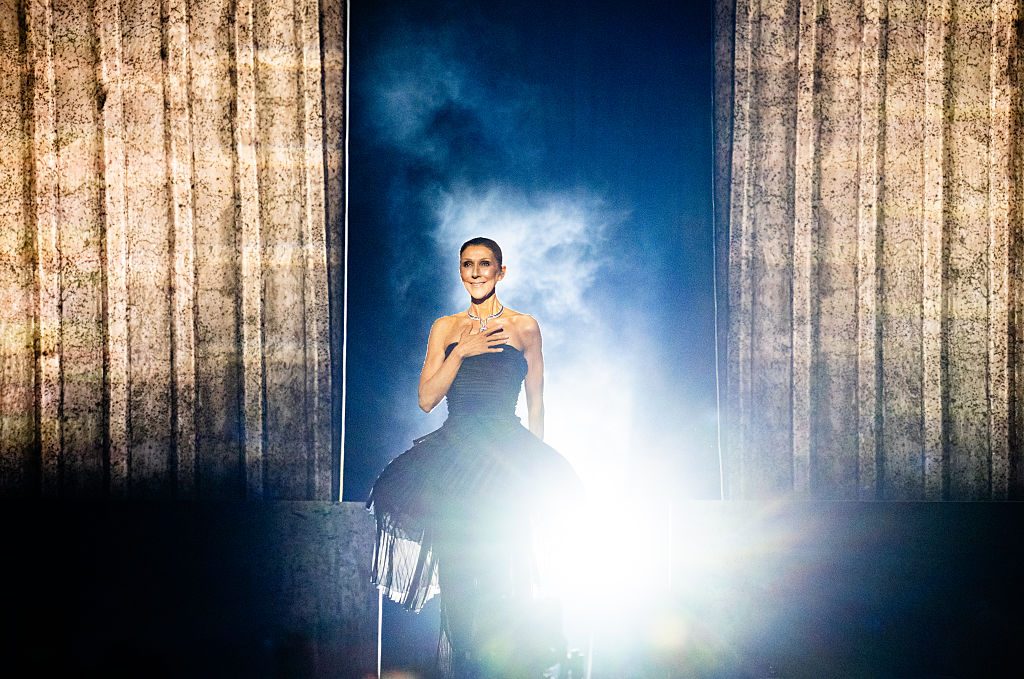 Celine Dion torna dopo ad esibirsi dopo sei anni, la performance a Parigi dopo la malattia