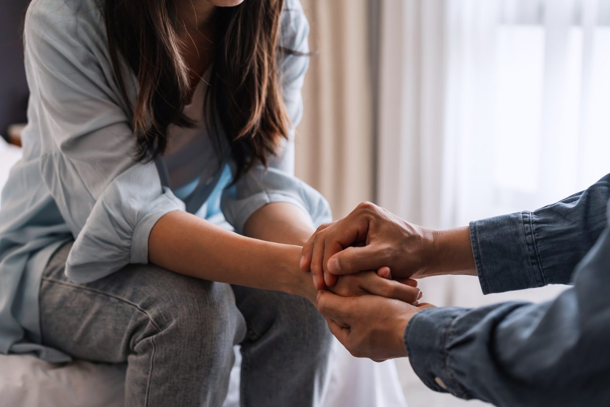 “Abbiamo due stipendi ma i soldi non bastano per un figlio: ci siamo indebitati e alla fine abbiamo rinunciato”