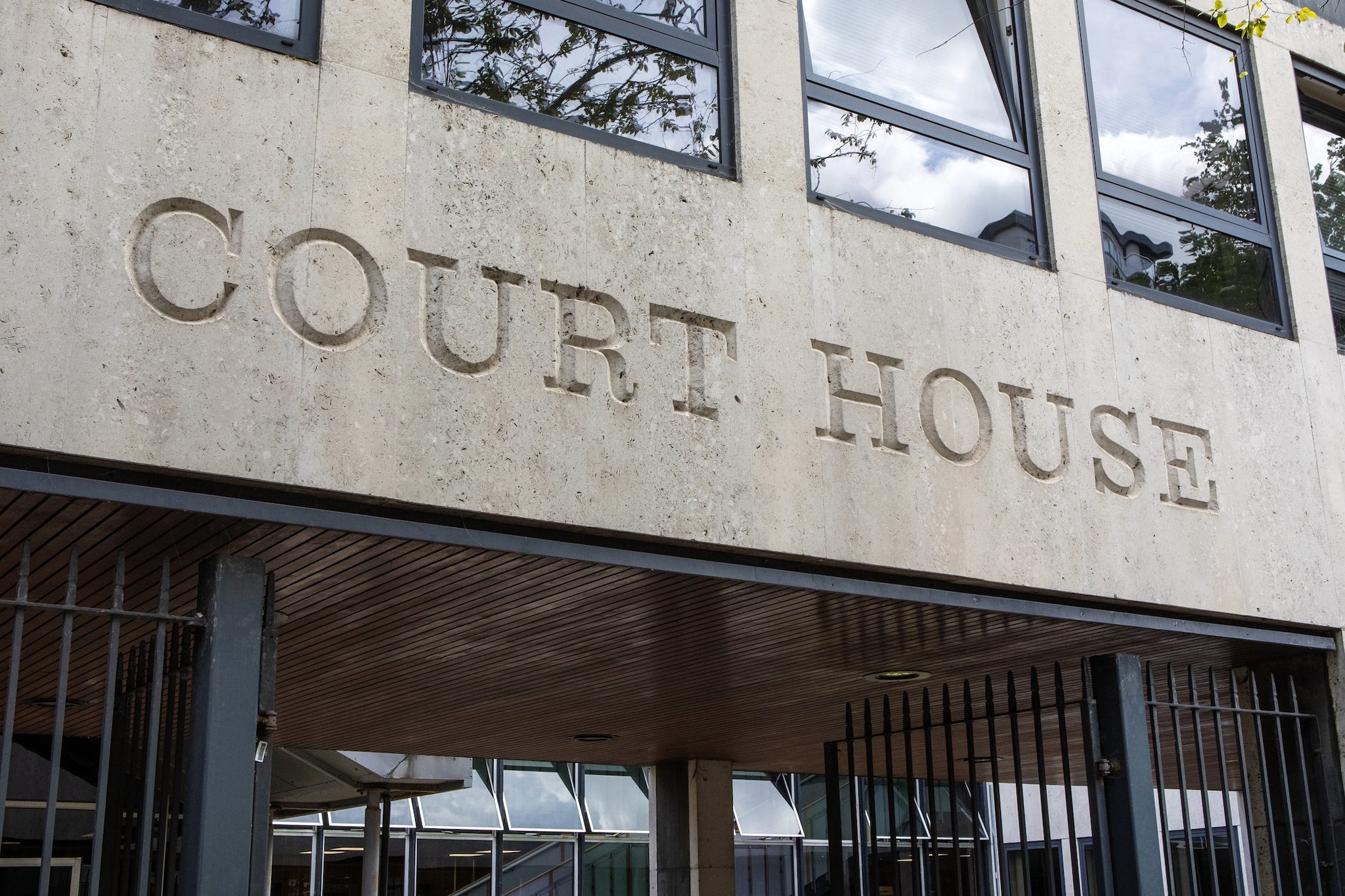 Drogava la moglie per orchestrare abusi di gruppo: 60enne a processo in Inghilterra con altri 12 uomini