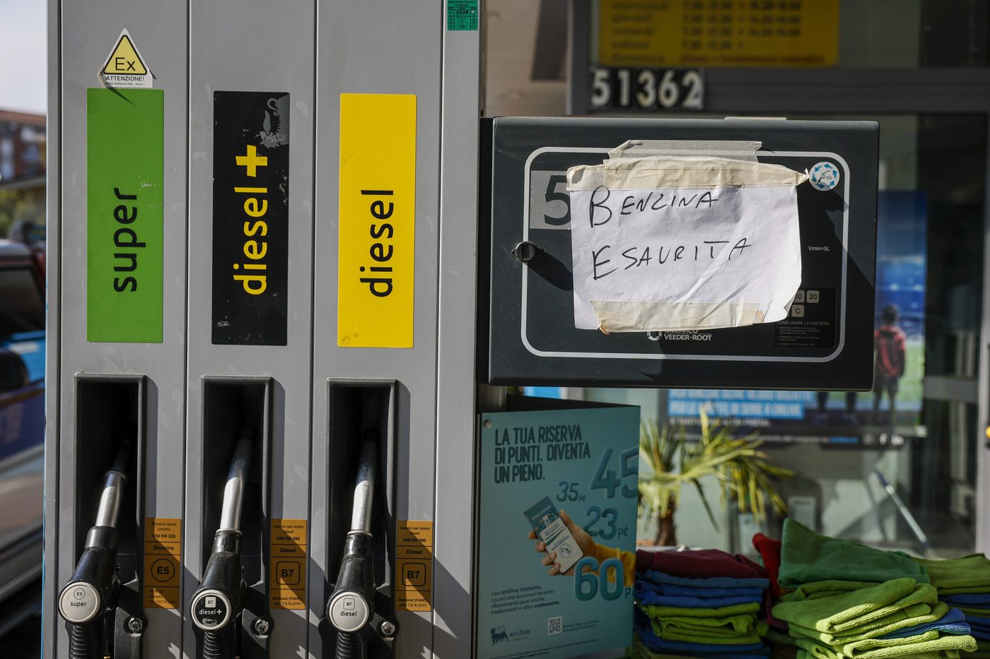 Questa cosa del tetto al prezzo della benzina e del gas non è (solo) come ce la stanno raccontando