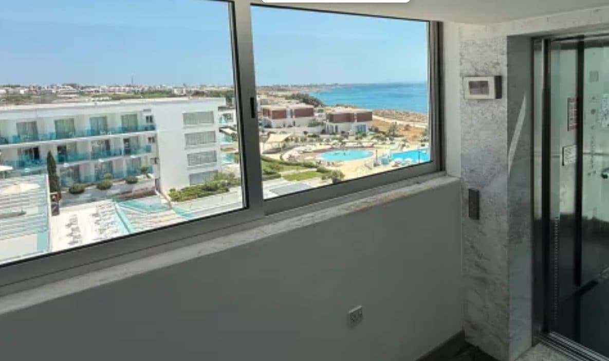 Bimbo cade dalla finestra in vacanza a Cipro e muore, il padre: “L’ho messo sul davanzale per aspettare l’ascensore”