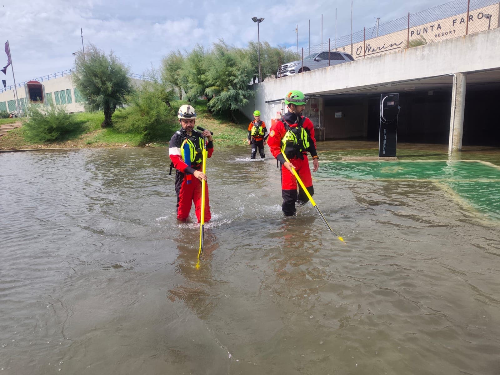 Nubifragi e grandine al Centro e Nord Italia: in Toscana cadono 63mila fulmini in 12 ore, auto sommerse in Umbria
