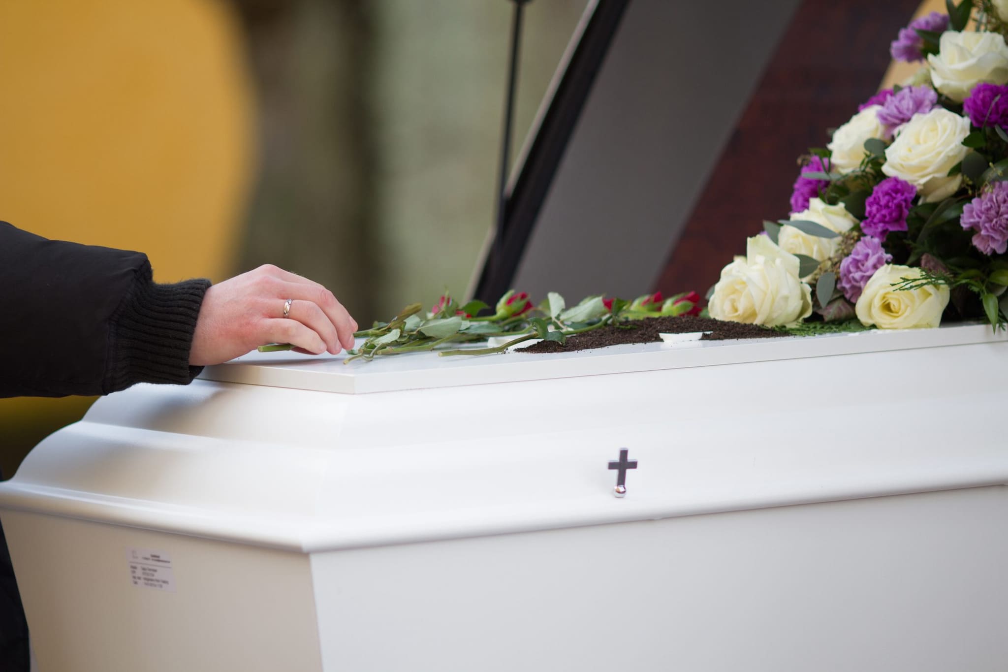 L'addio ai funerali di Noemi e Desirèe, le bimbe di 11 e 4 anni morte in un incidente d'auto di ritorno dal mare