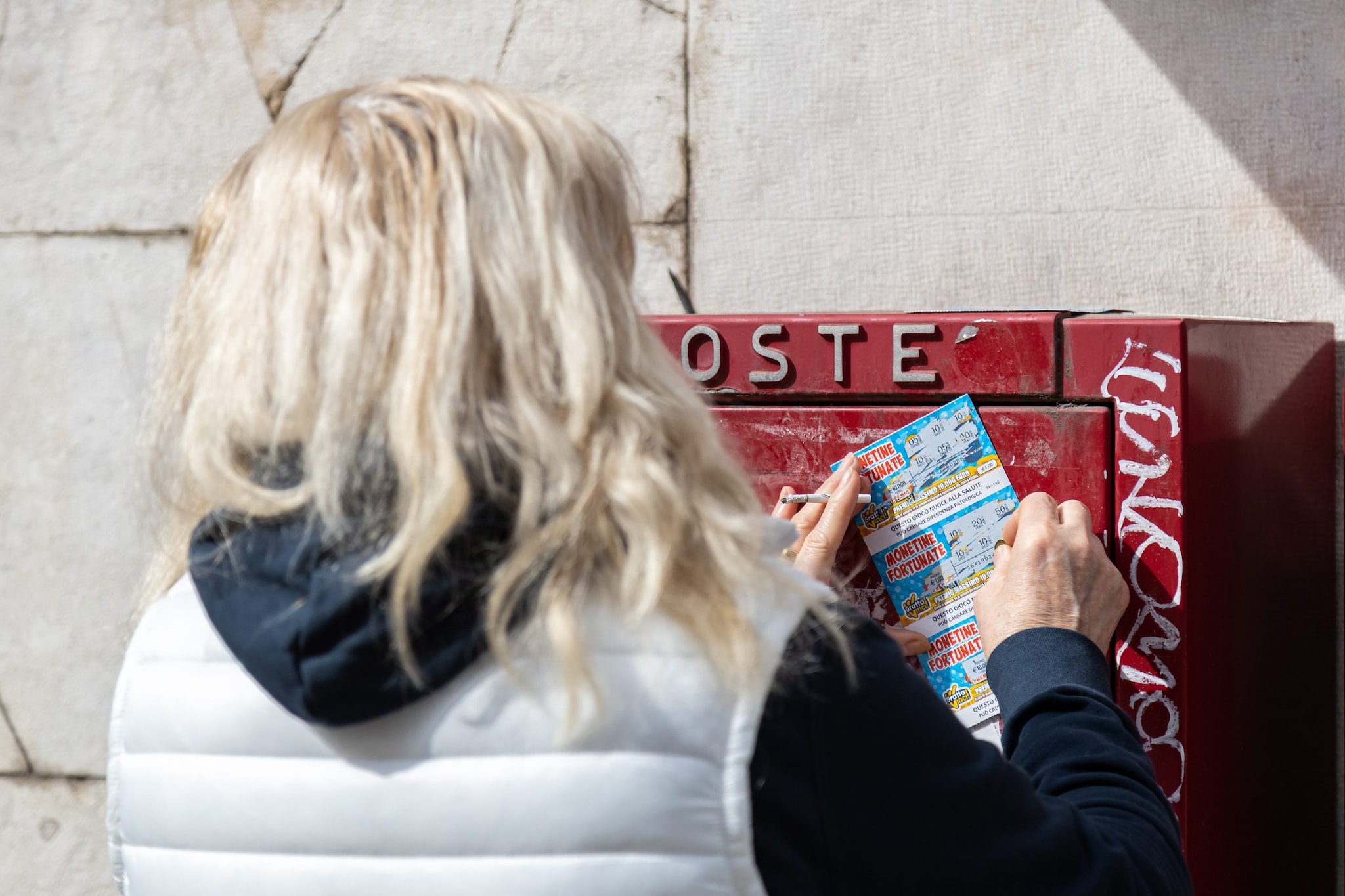 Compra un biglietto da 5 euro e ne vince 500mila, poi chiama il punto vendita: "Mi è cambiata la vita"