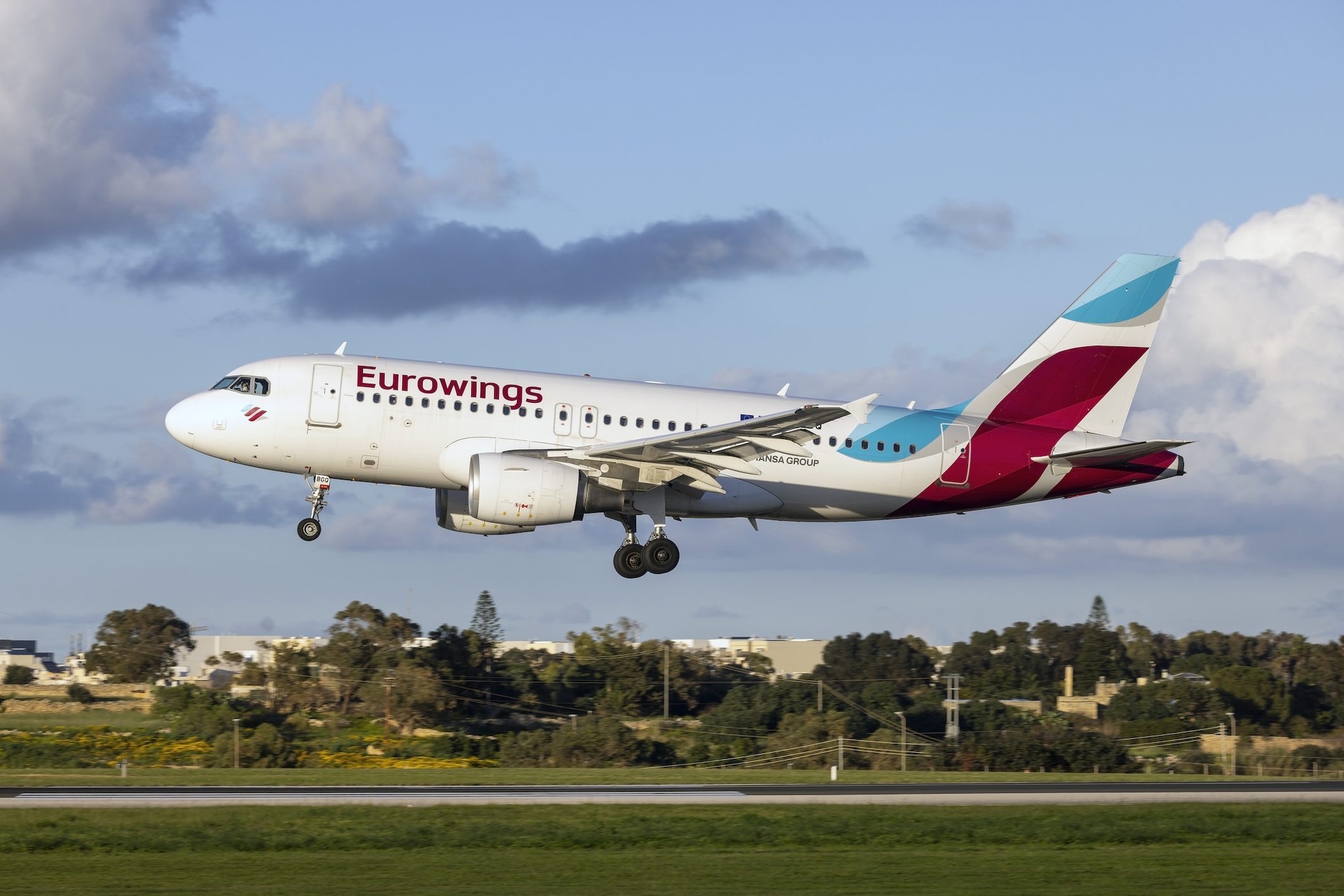 Aereo Dusseldorf-Brindisi rientra 7 minuti dopo la partenza per fumo a bordo: due passeggeri in ospedale