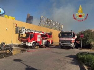 Vasto incendio al centro commerciale Conca d'Oro di Palermo