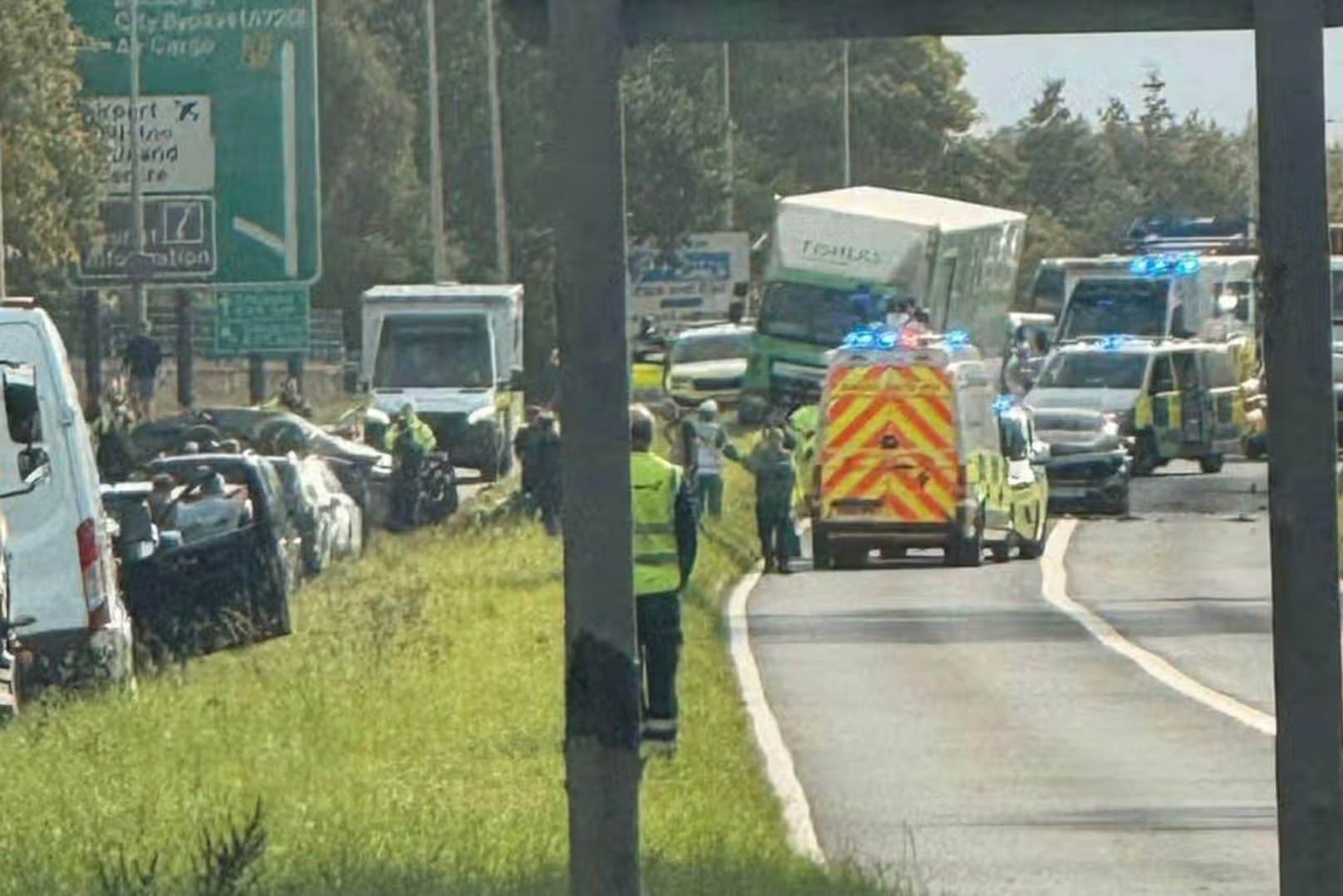 Incidente sulla A8, auto finisce sul tetto e camion fuori strada: tre feriti vicino Edimburgo
