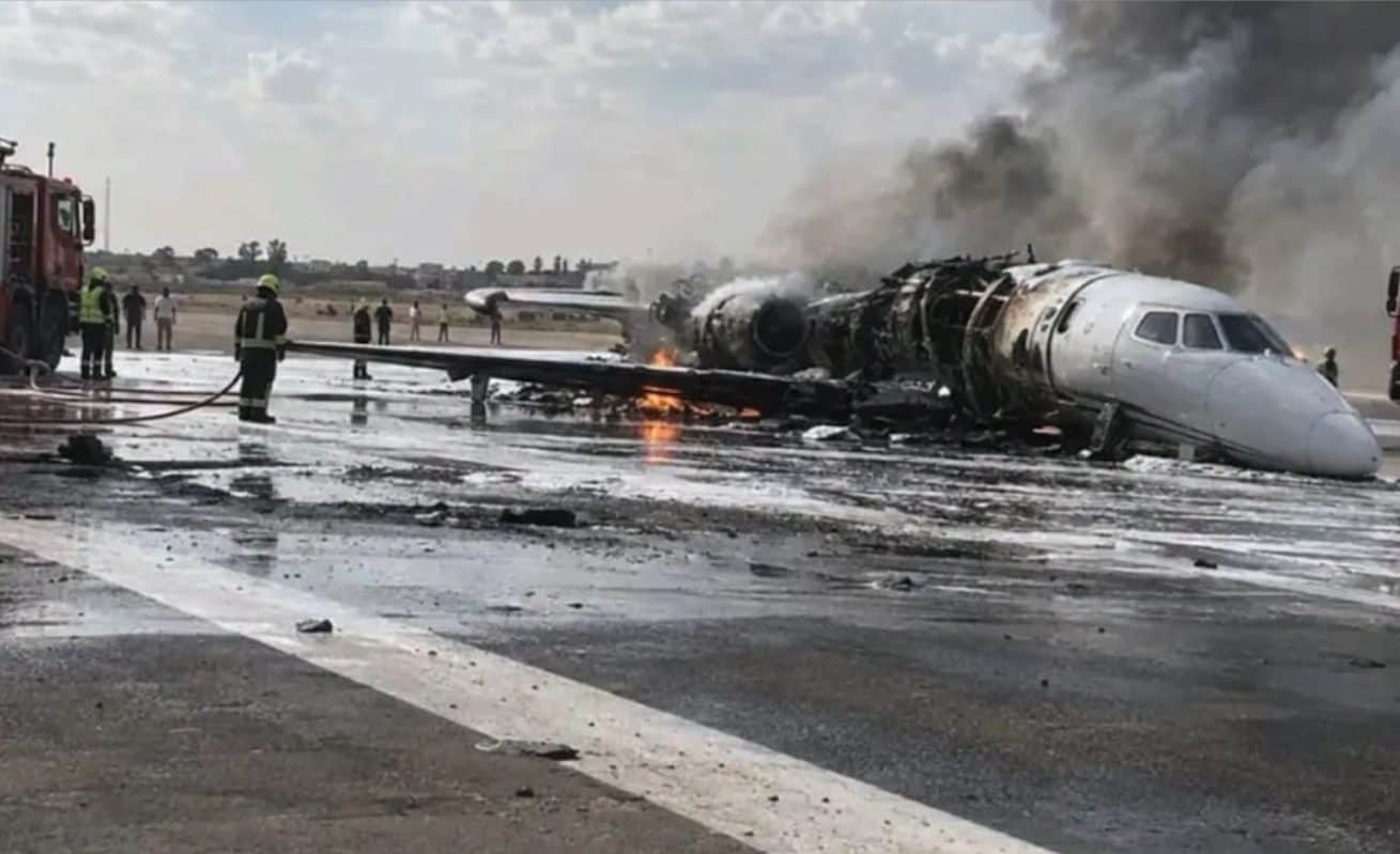 Jet privato si schianta in pista e prende fuoco in atterraggio, aereo distrutto all’aeroporto di Misurata