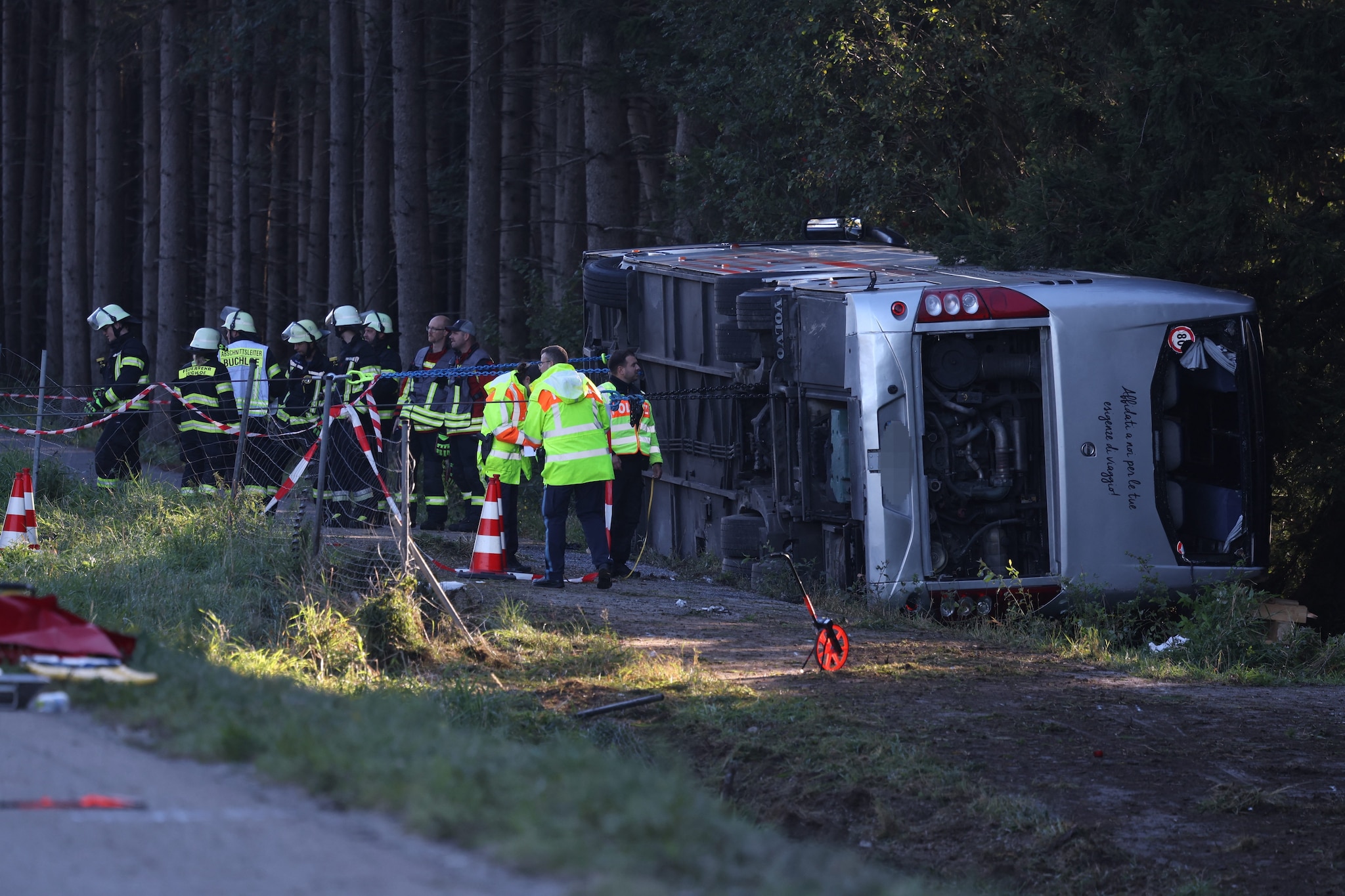 Bus turistico si ribalta mentre va da Milano a Monaco per l'Oktoberfest: 2 morti, il conducente è italiano